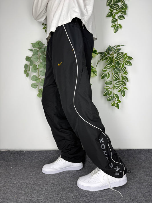 Nike Shox Vintage Trackpants in Schwarz, Größe L, am Model getragen
