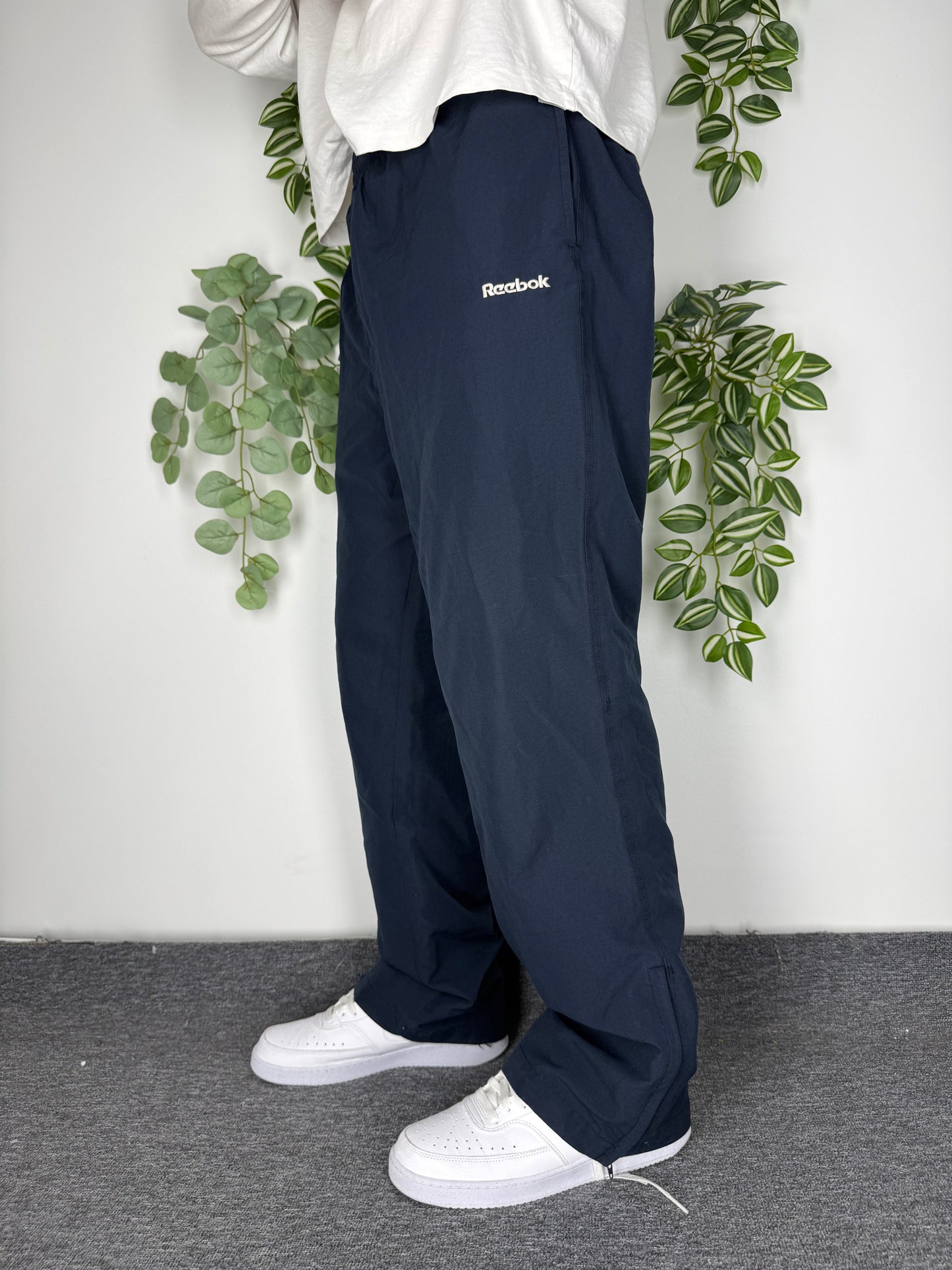 Reebok Vintage Trackpants in Dunkelblau, Groesse M, getragen am Model