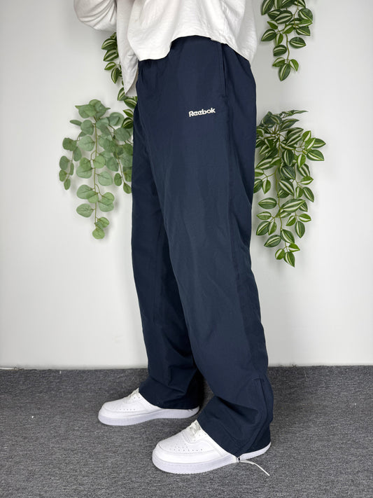 Reebok Vintage Trackpants in Dunkelblau, Groesse M, getragen am Model