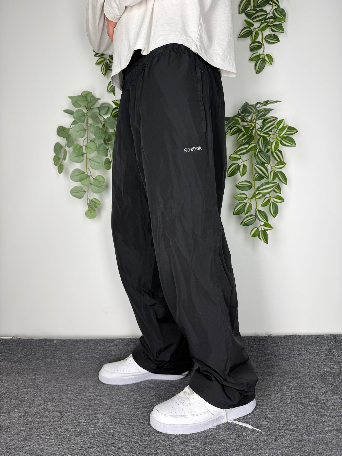 Reebok Vintage Trackpants in Schwarz, Größe L, am Model getragen