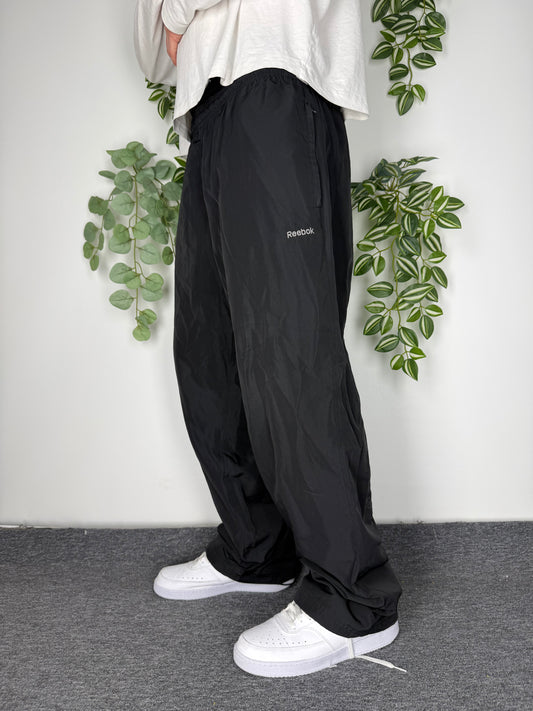 Reebok Vintage Trackpants in Schwarz, Größe L, am Model getragen