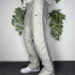 Nike Vintage Trackpants in Beige mit Navy Paspel, Größe S, am Model getragen