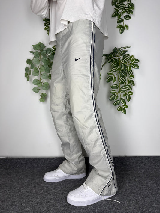 Nike Vintage Trackpants in Beige mit Navy Paspel, Größe S, am Model getragen