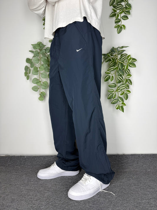 Nike Vintage Trackpants in Navy, Groesse L, getragen am Model