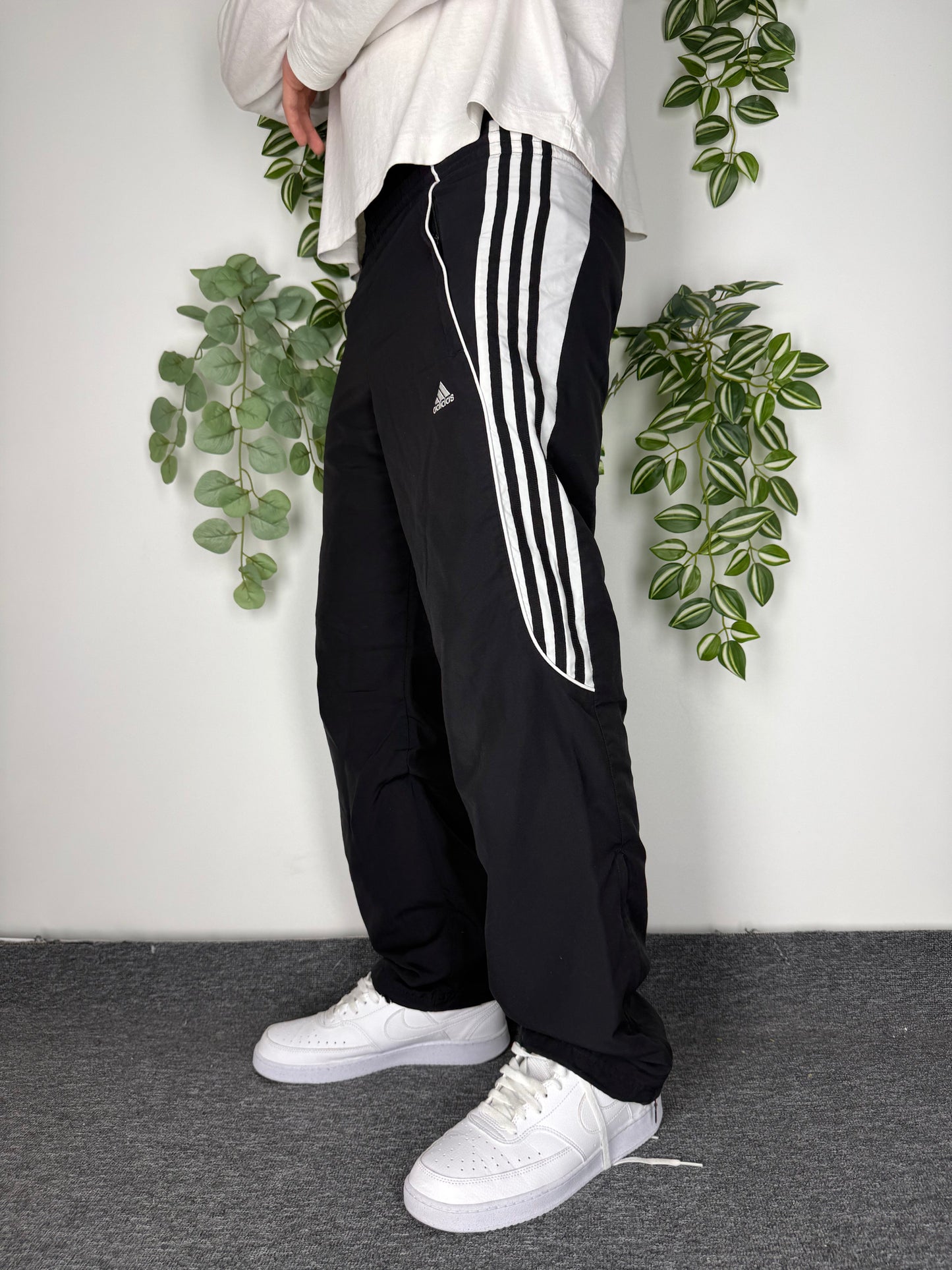 adidas Vintage Trackpants in Schwarz mit drei weißen Streifen, Größe XS, am Model getragen