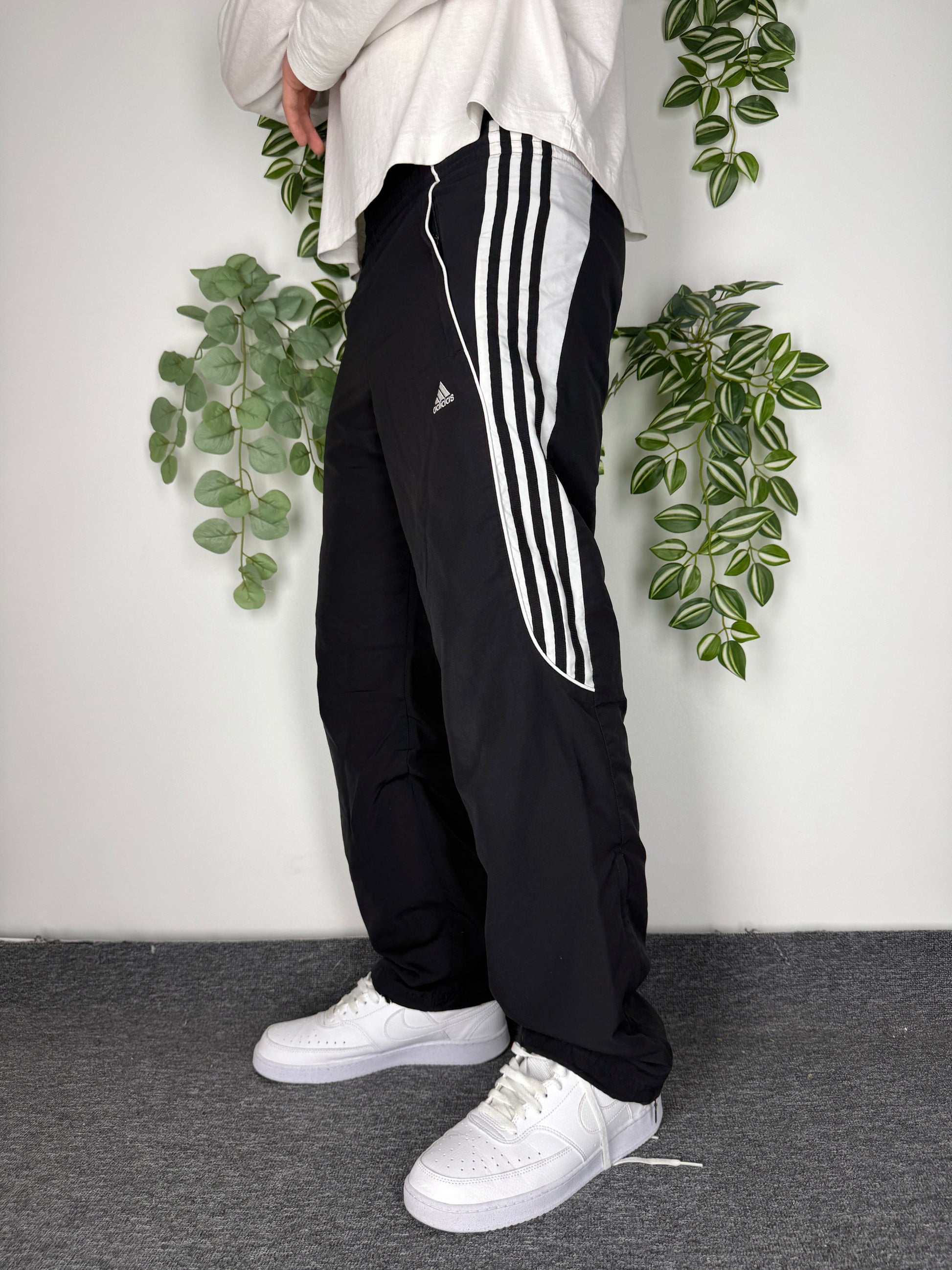 adidas Vintage Trackpants in Schwarz mit drei weißen Streifen, Größe XS, am Model getragen