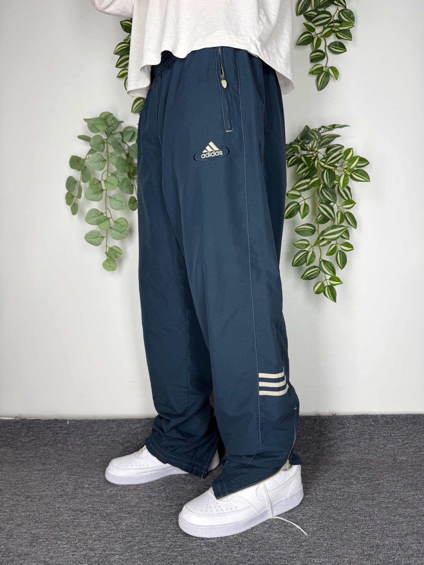 adidas Vintage Trackpants in Navy mit goldenem Logo, Groesse XL, getragen am Model