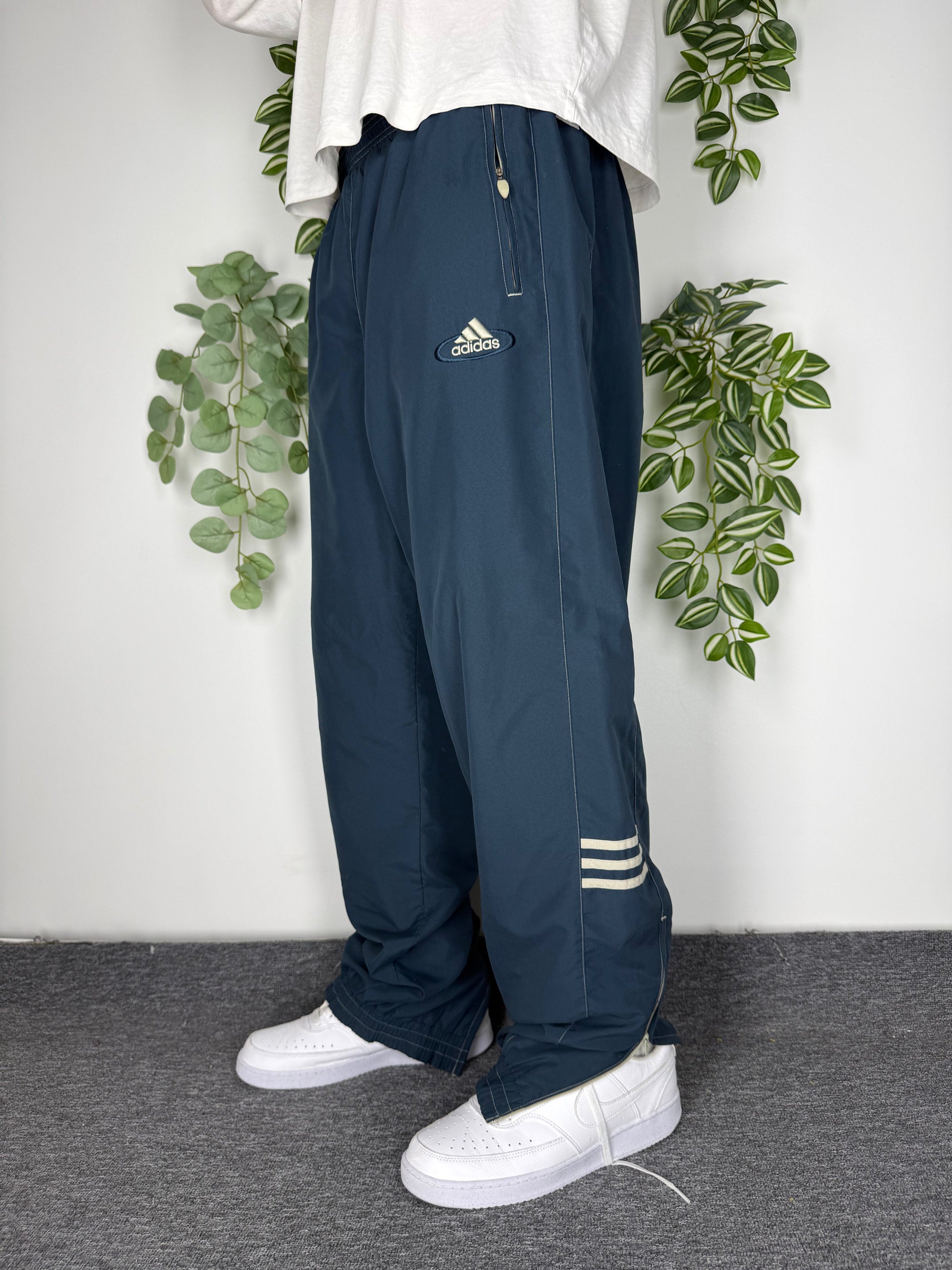 adidas Vintage Trackpants in Navy mit goldenem Logo, Groesse XL, getragen am Model