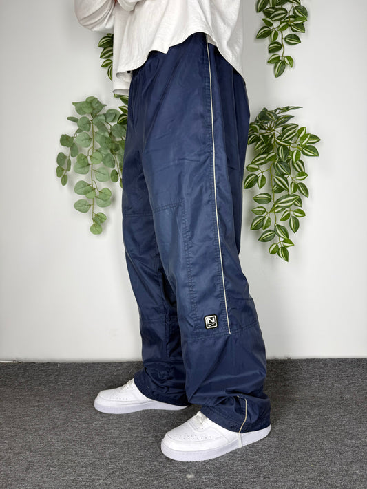 Nike Vintage Cargo Trackpants in Navy mit orangem Swoosh, Groesse L, getragen am Model