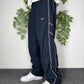 Nike Vintage Trackpants in Navy mit cremefarbener Paspel, Groesse L, getragen am Model