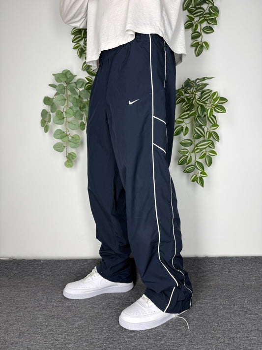 Nike Vintage Trackpants in Navy mit cremefarbener Paspel, Groesse L, getragen am Model