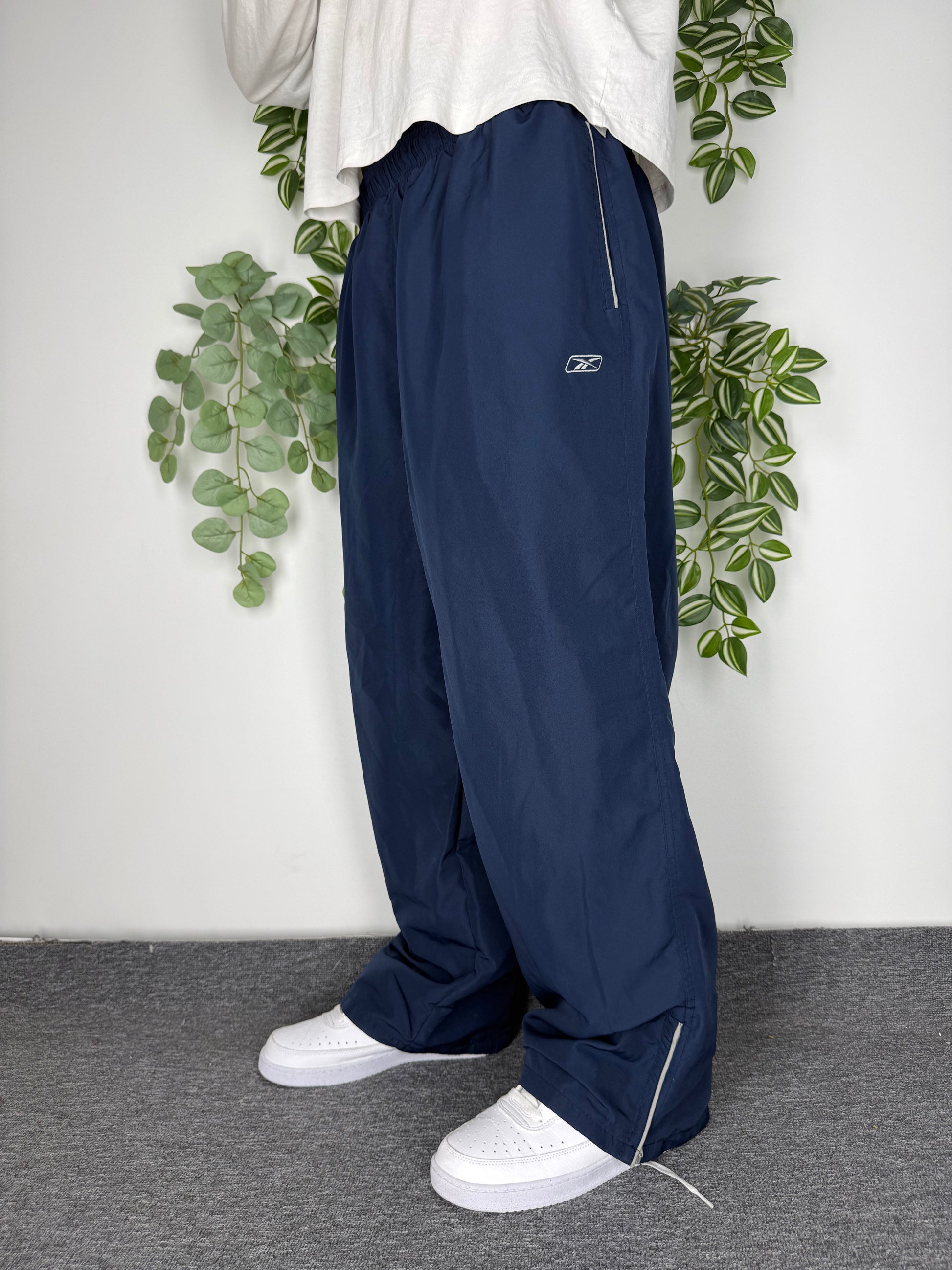 Reebok Vintage Trackpants in Navy, Groesse XXL, getragen am Model