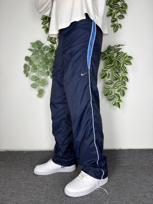 Nike Vintage Trackpants in Navy, Groesse S, getragen am Model