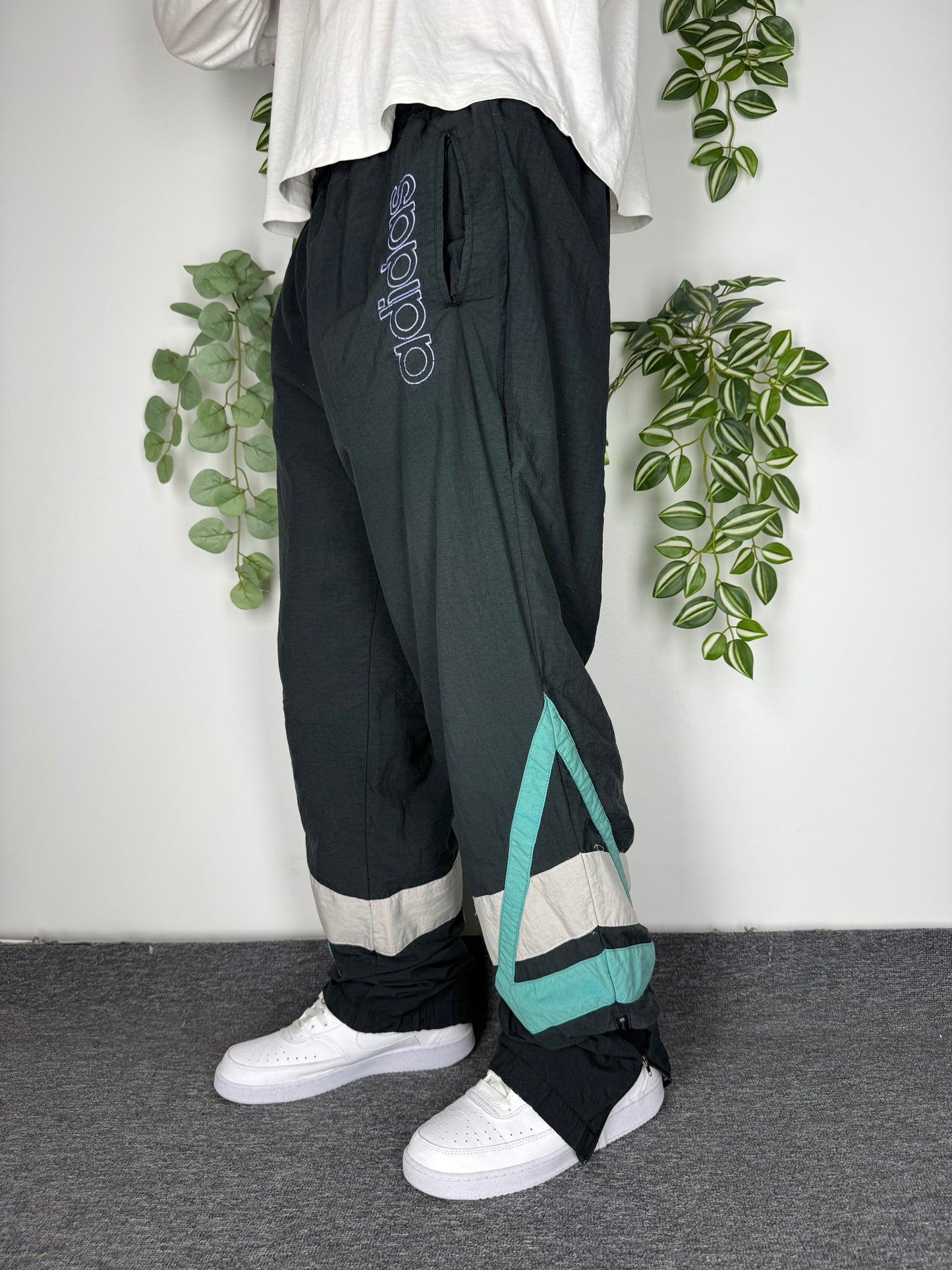 adidas Trackpants – 90s Vintage Shell Pants Schwarz Türkis Colourblock – Gr. M