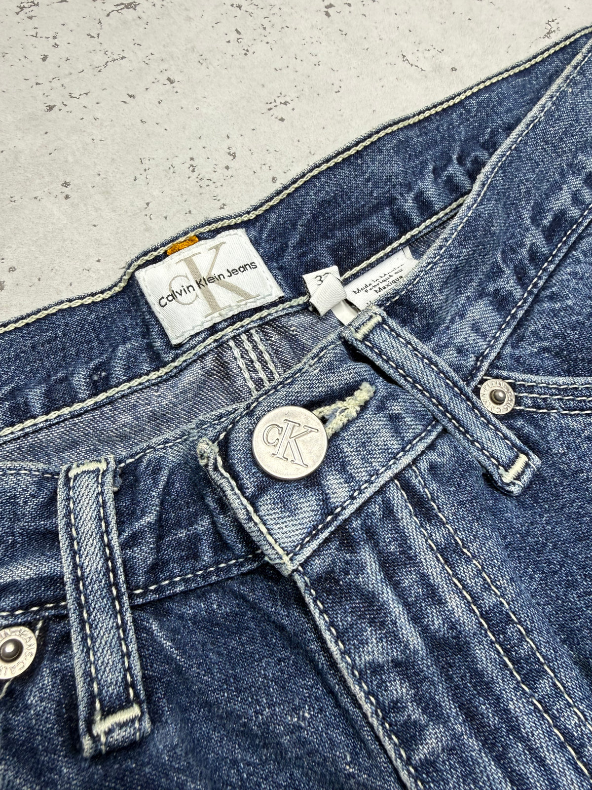 Calvin Klein Jeans Shorts Vintage Denim in Blau, Größe W34, Logo-Closeup