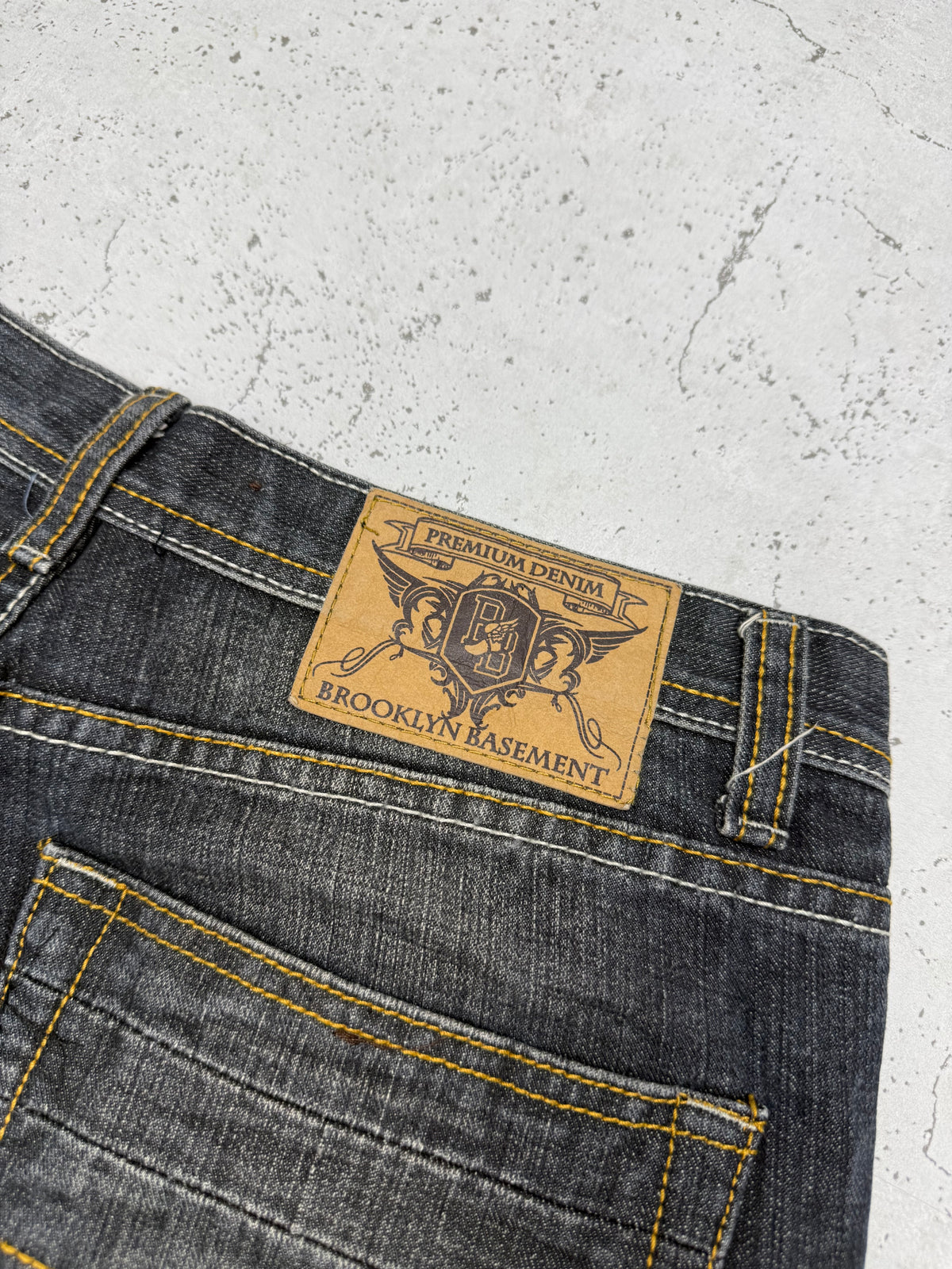 Brooklyn Basement Vintage Jeans-Shorts in Dark Denim, Größe 32, Logo-Closeup