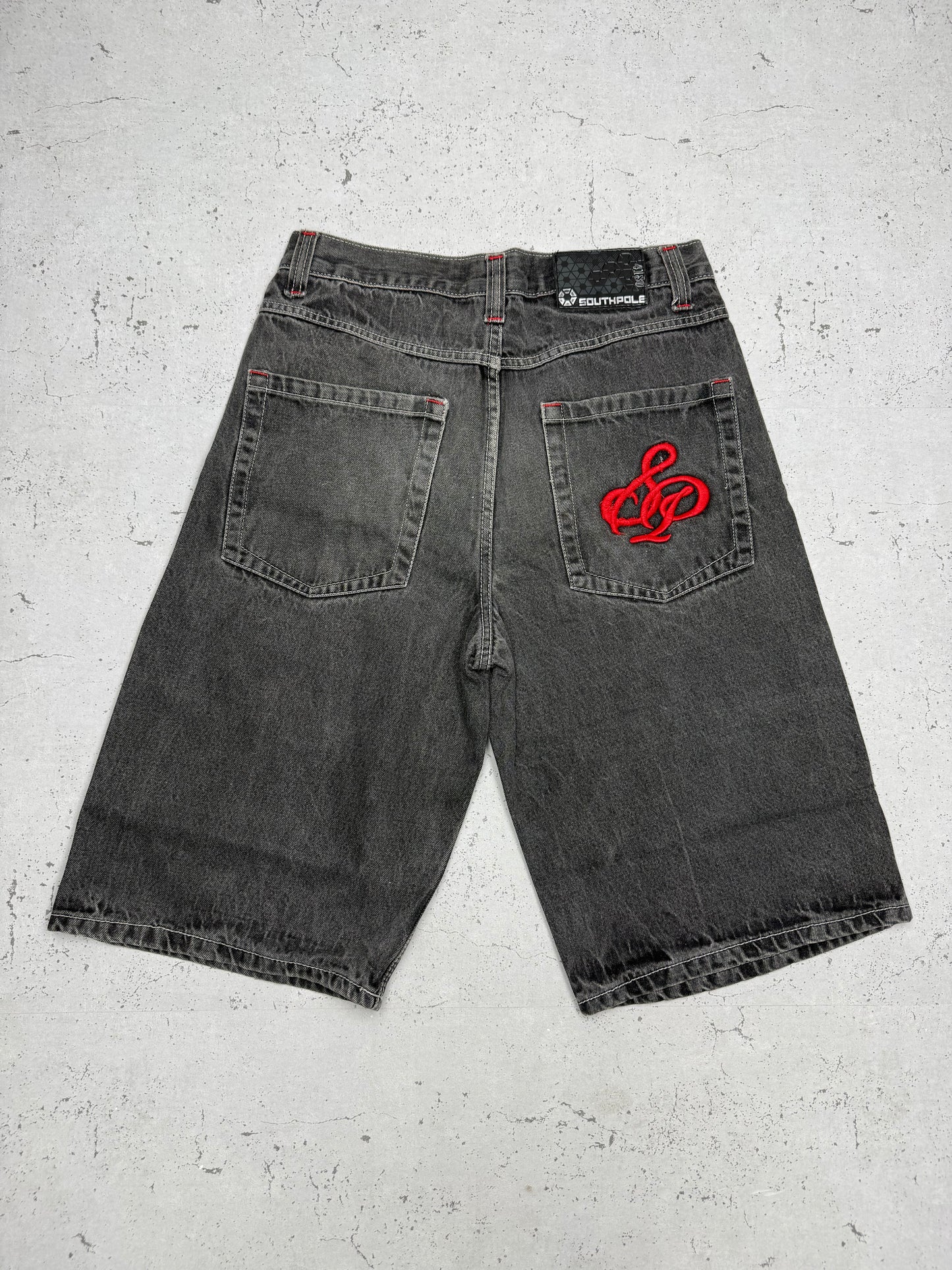 Southpole Vintage Jeansshorts in Schwarz, W34, Rückansicht