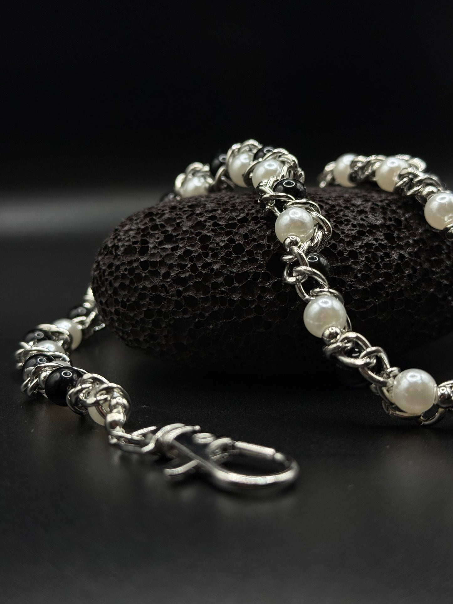 „Marmor Pearl“ Perlen-Hosenkette Wallet Chain mit Silber-Details Y2K Streetstyle