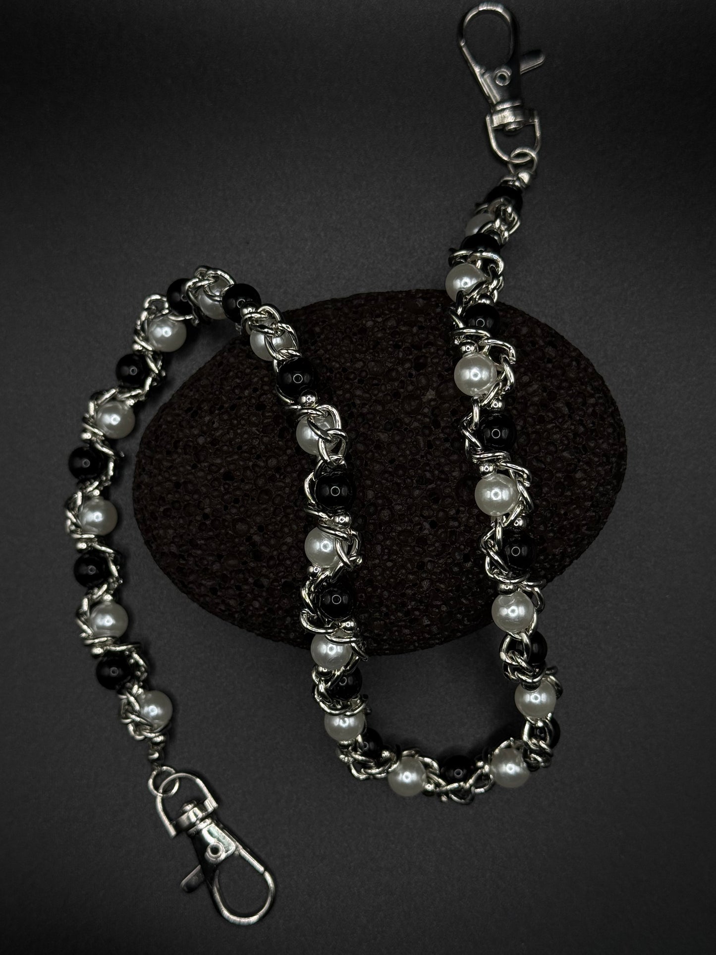 „Marmor Pearl“ Perlen-Hosenkette Wallet Chain mit Silber-Details Y2K Streetstyle