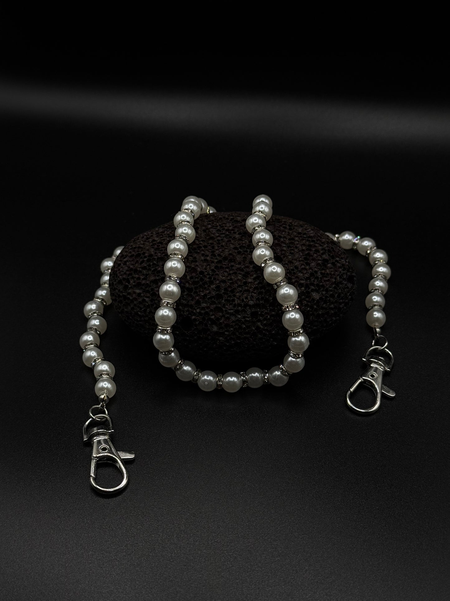 "Lunar Pearl" Chain – Y2K Perlen Hosenkette mit Strass-Details Silber Weiß Streetwear