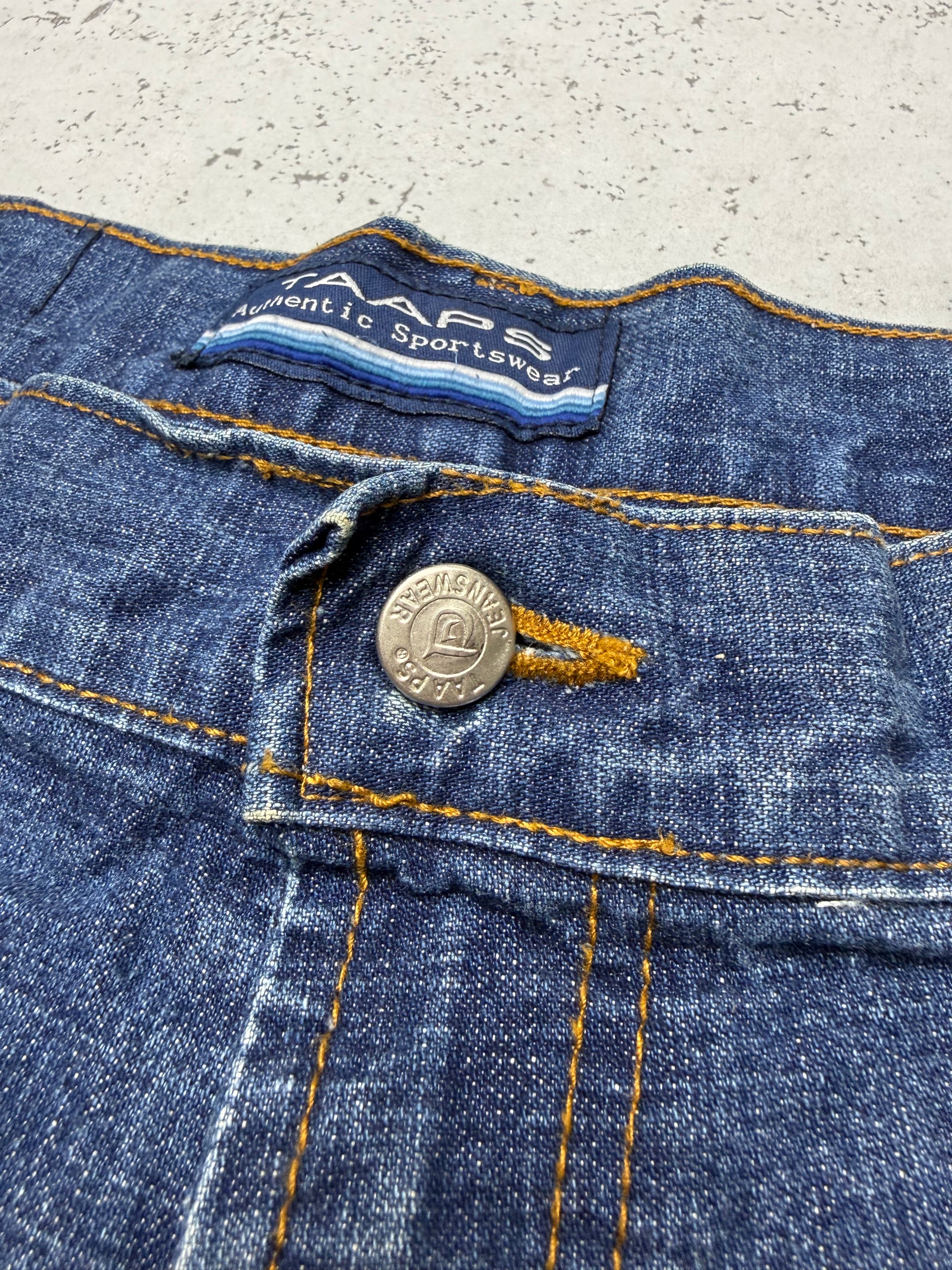 TAAPS Vintage Jeansshorts in Dunkelblau, Detail Knopf