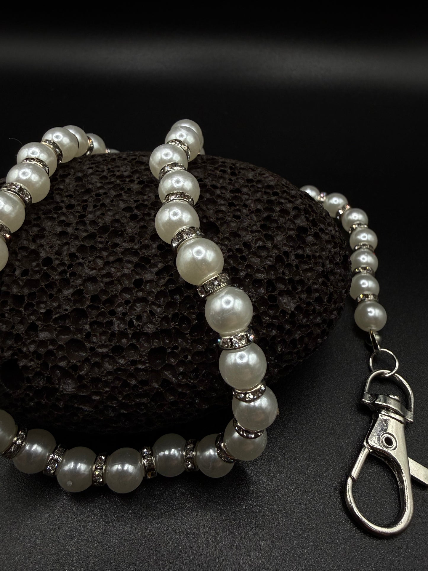 "Lunar Pearl" Chain – Y2K Perlen Hosenkette mit Strass-Details Silber Weiß Streetwear