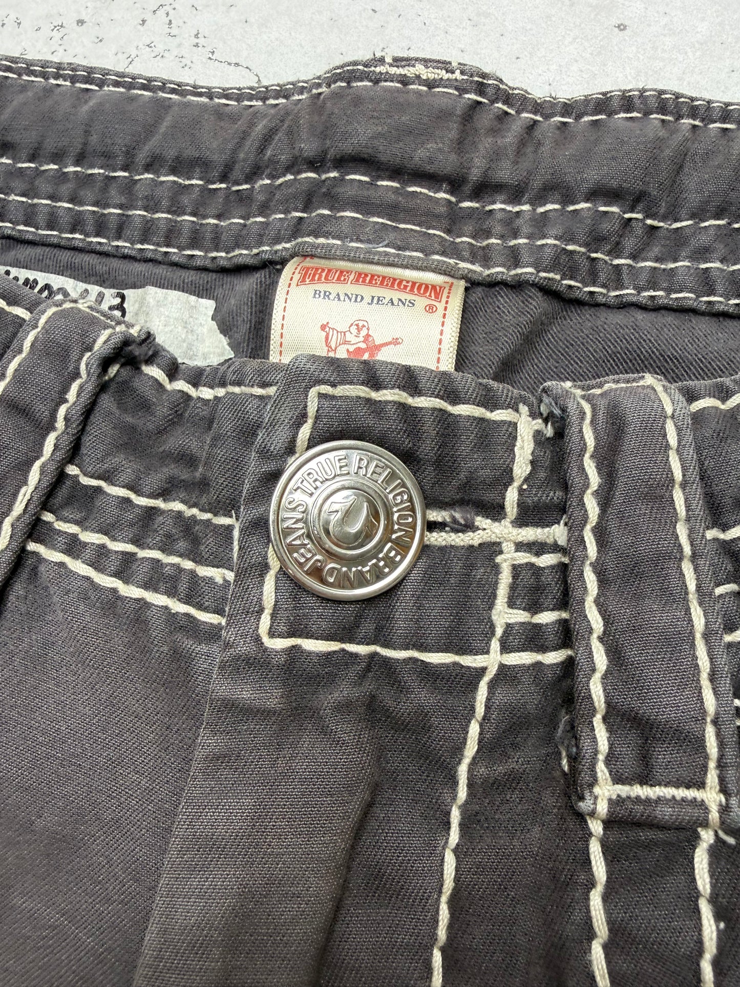True Religion Vintage Cargoshorts in Anthrazit, W28, Detail Knopf