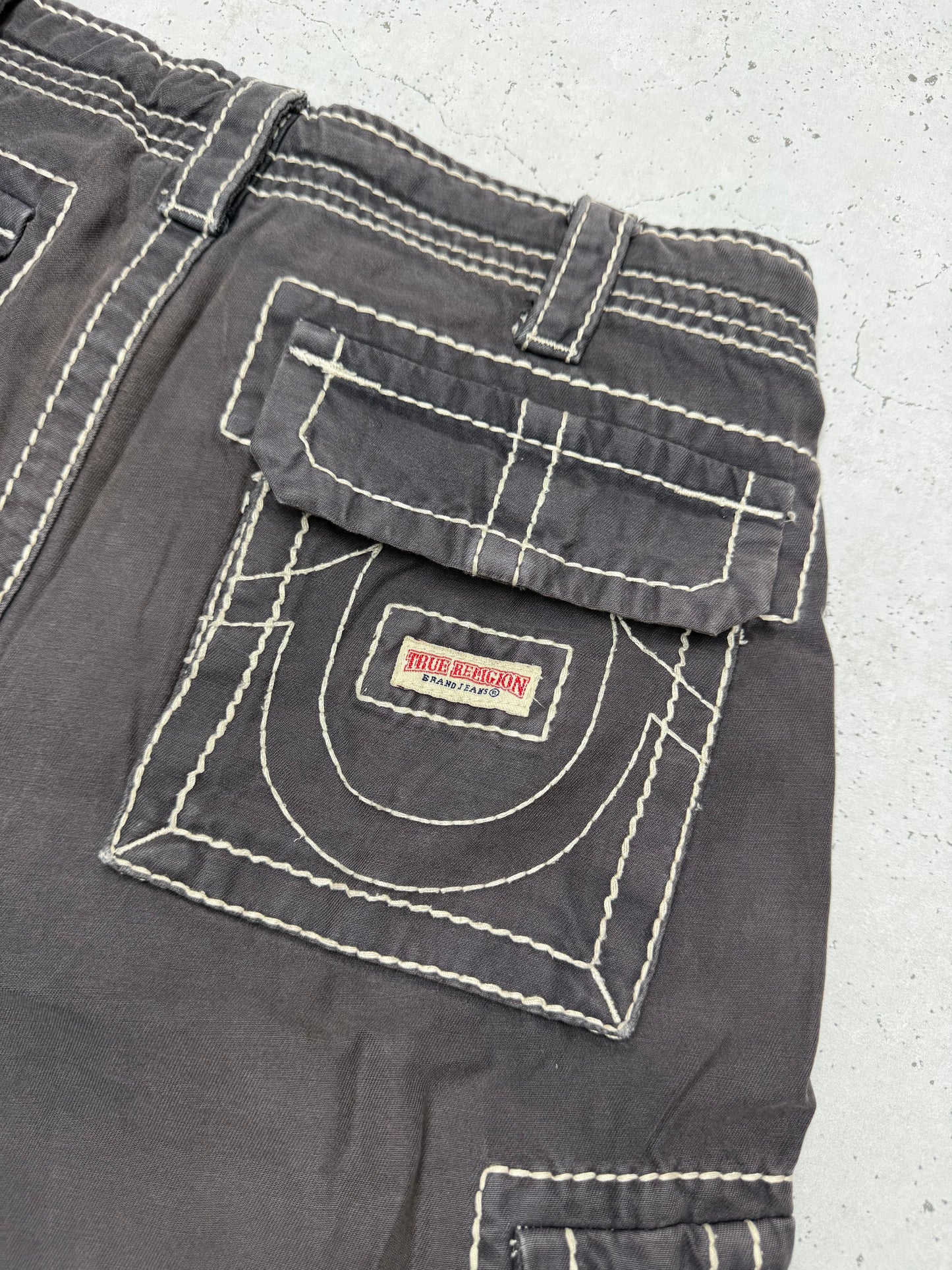 True Religion Vintage Cargoshorts in Anthrazit, W28, Logo-Detail