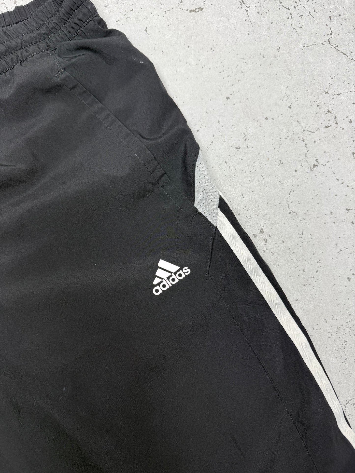 Adidas Vintage Trackpants in Schwarz, Logo-Detail