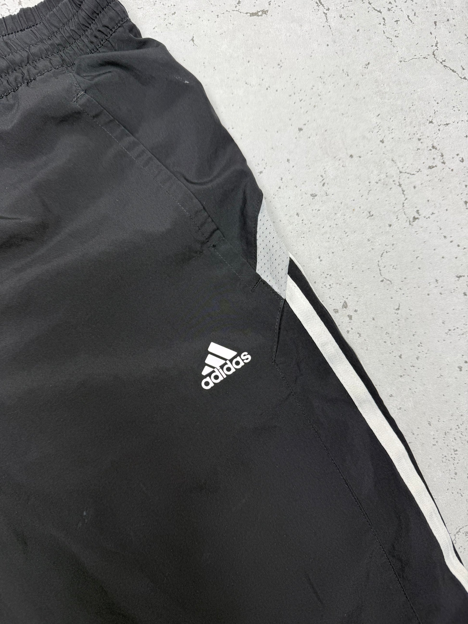 Adidas Vintage Trackpants in Schwarz, Logo-Detail