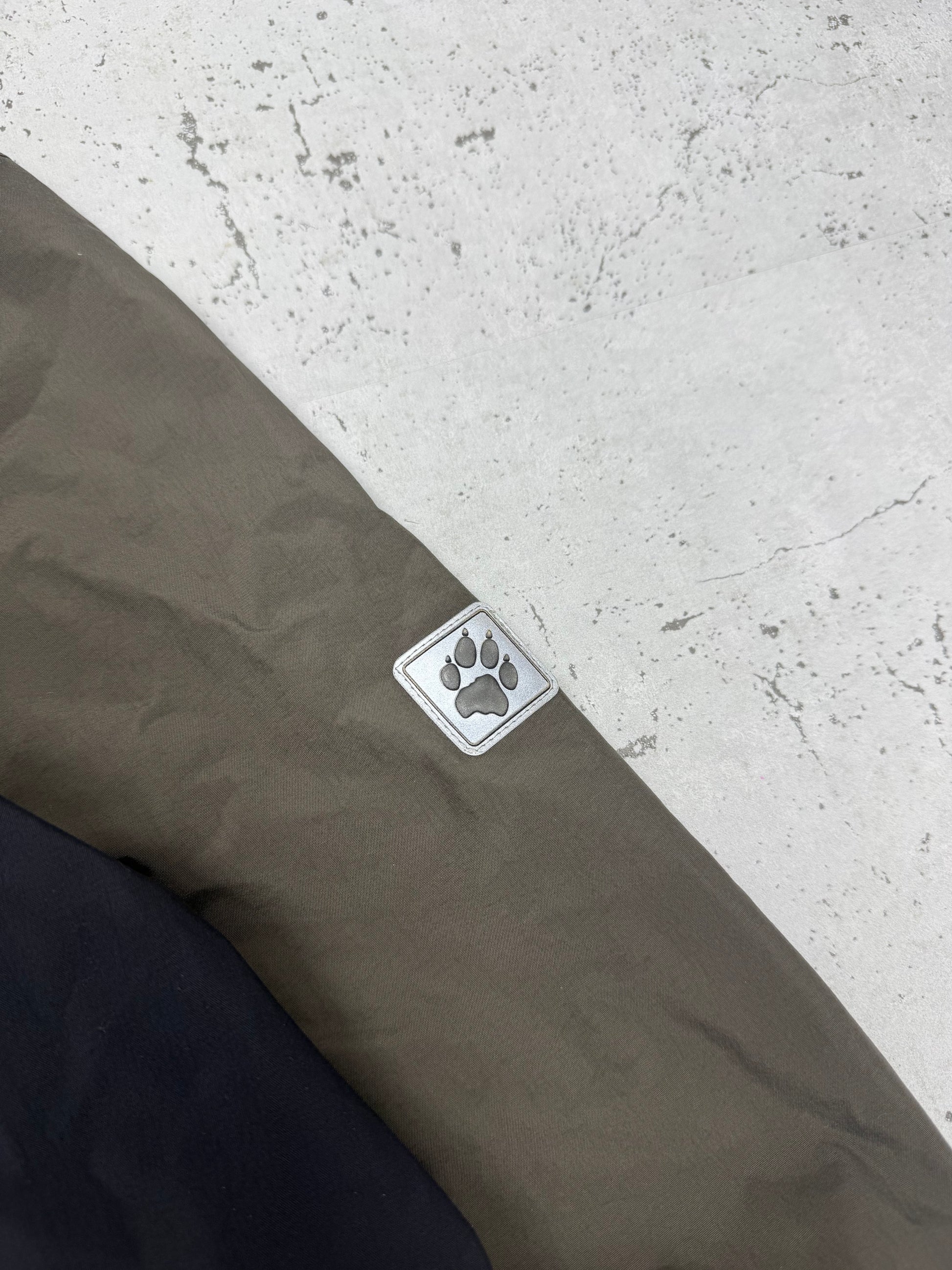 Jack Wolfskin Vintage Outdoorjacke in Oliv, Kids Größe 176, Logo-Closeup