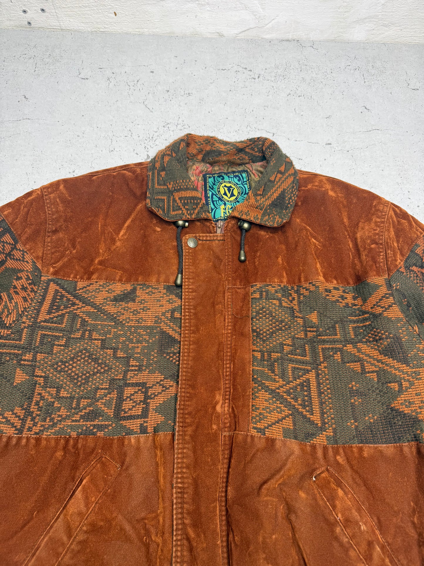 Vintage Suede Lederjacke mit Aztec-Muster in Braun, Kragen-Detail