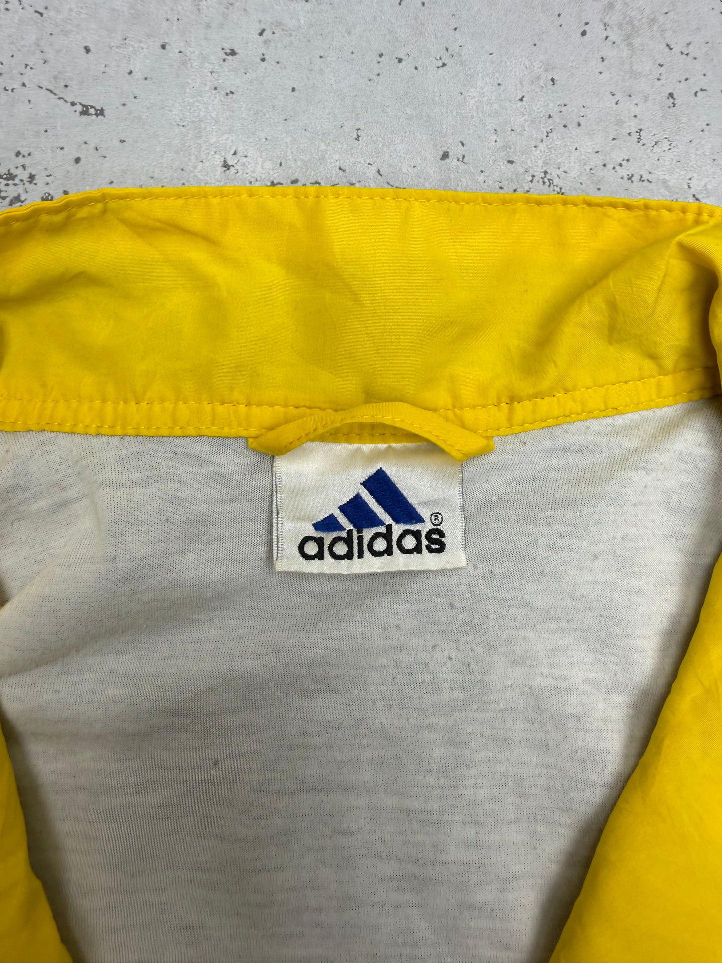 Adidas Vintage Windbreaker in Navy Gelb, Etikett