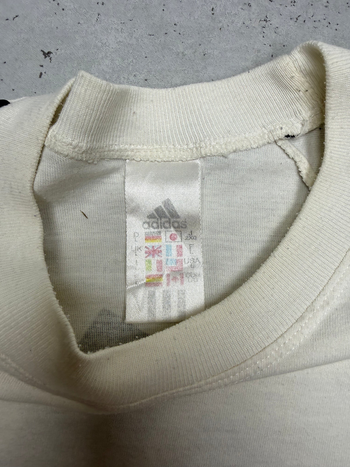 Adidas Bikila.com Vintage Eventshirt in Weiß, Etikett