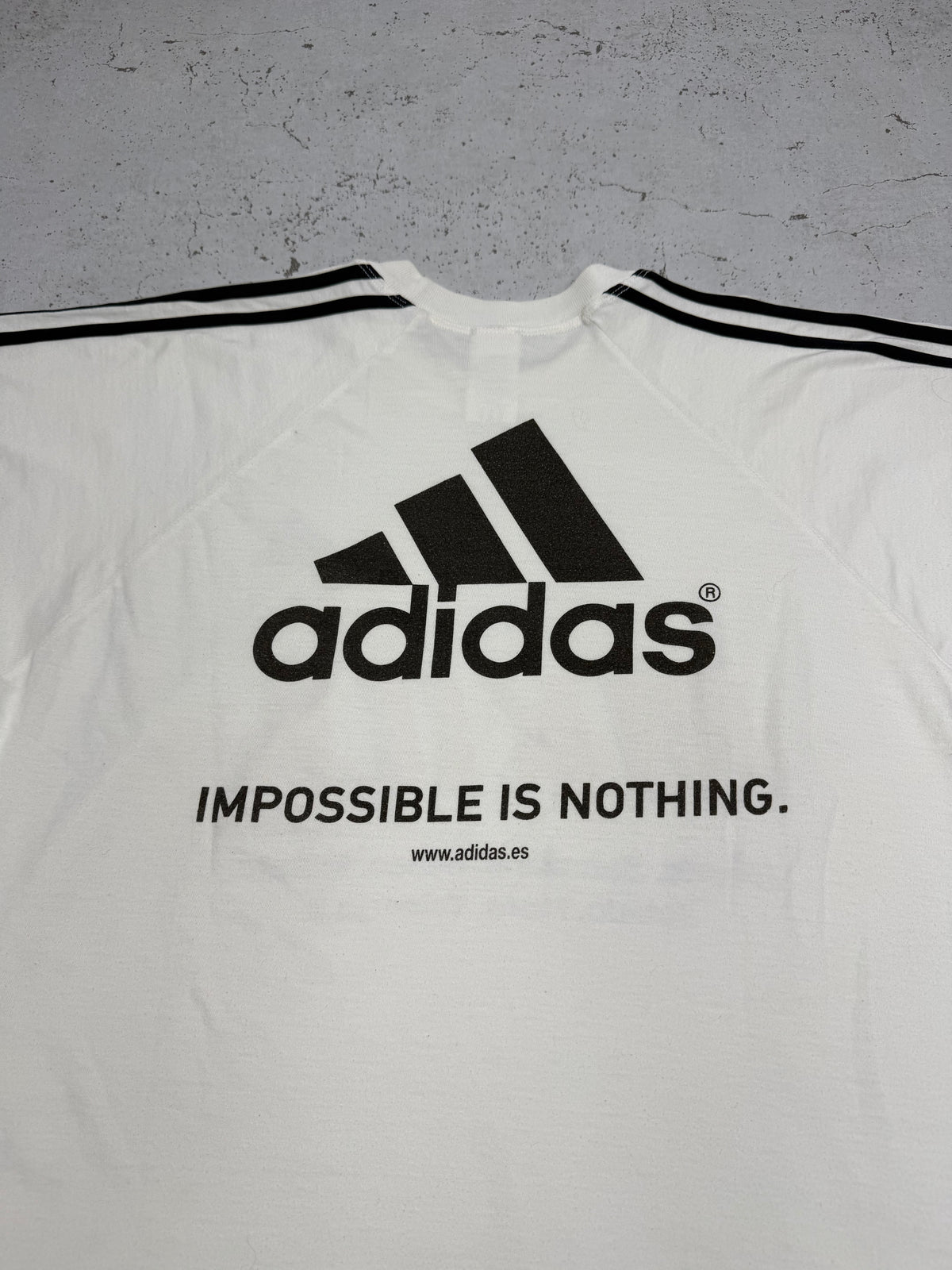 Adidas Bikila.com Vintage Eventshirt in Weiß, Logo-Closeup