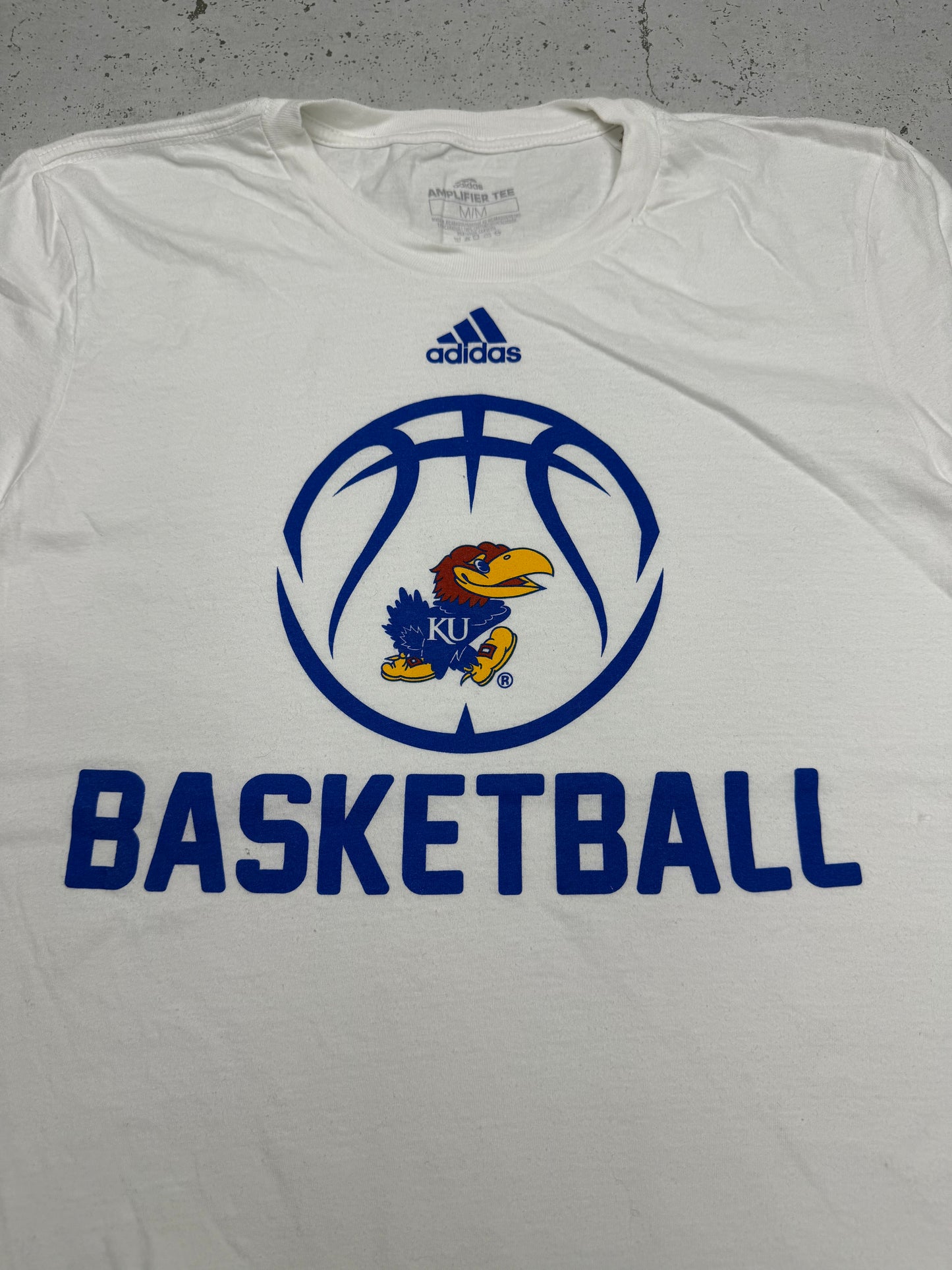 Adidas Kansas Jayhawks Basketball Vintage T-Shirt in Weiß, Größe M, Logo-Detail