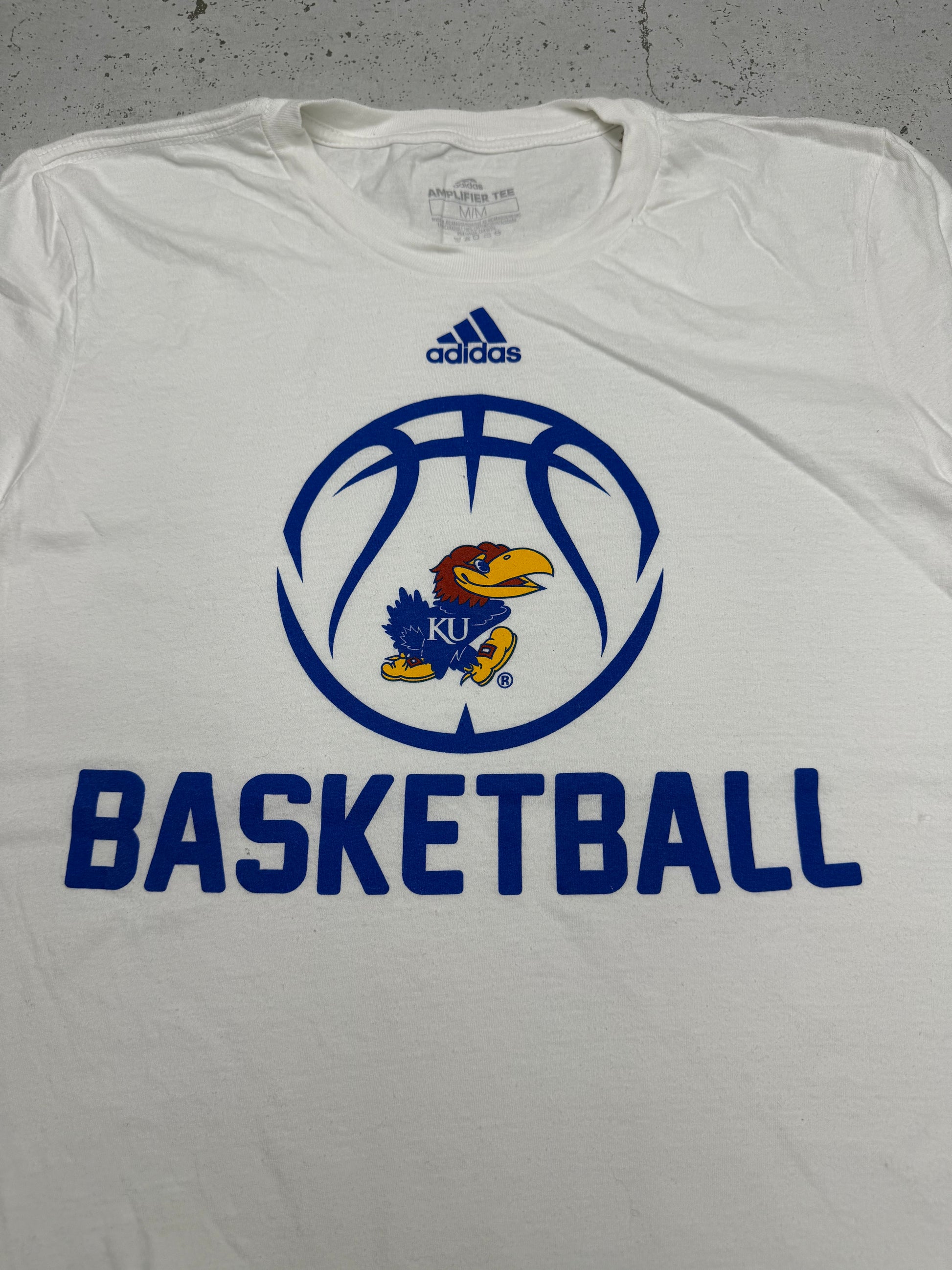 Adidas Kansas Jayhawks Basketball Vintage T-Shirt in Weiß, Größe M, Logo-Detail