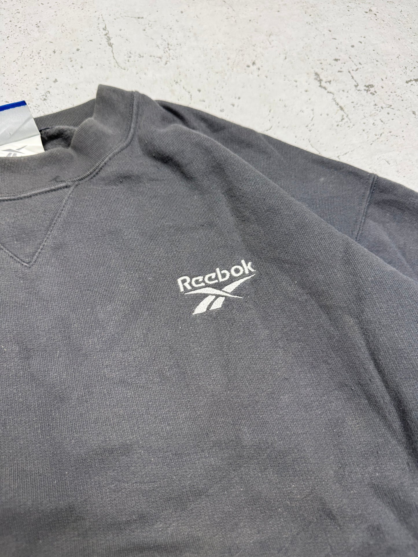 Reebok Vintage Sweatshirt in Anthrazit, Größe M, Logo-Closeup