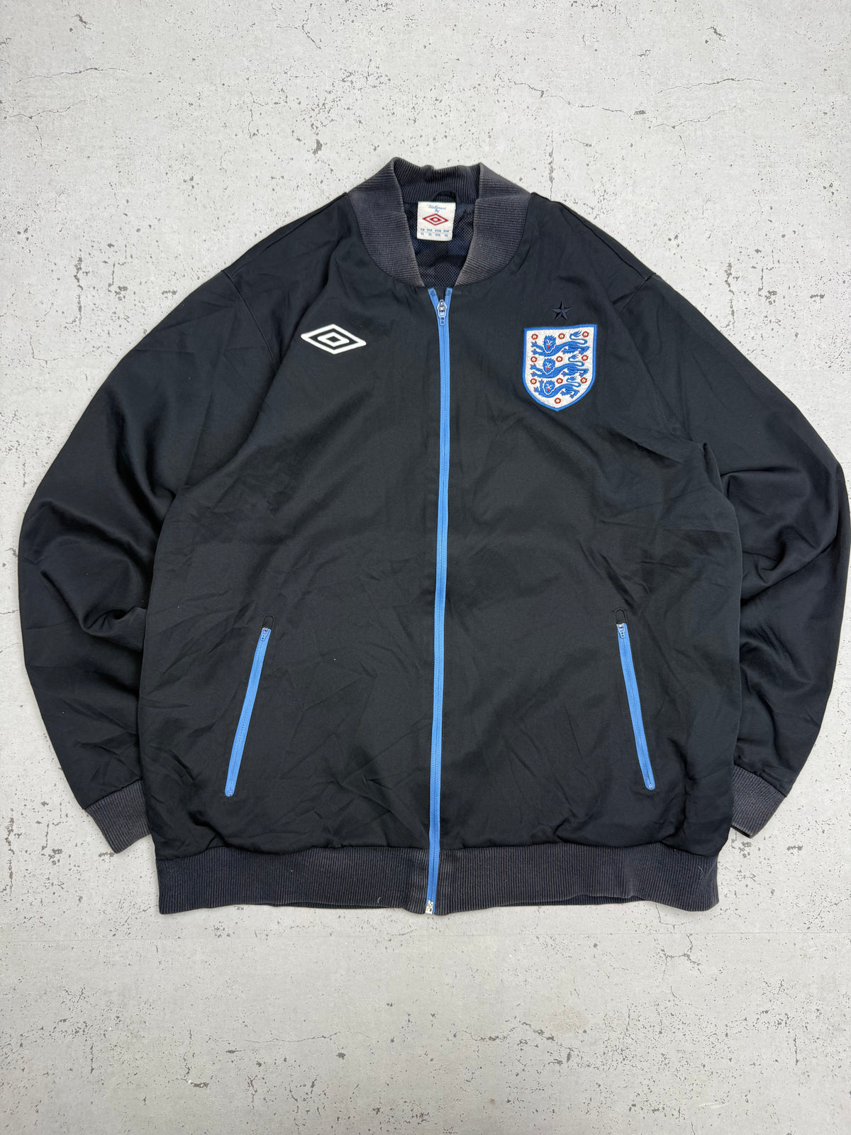 Umbro England Vintage Trainingsjacke in Schwarz, Größe XL, Vorderseite