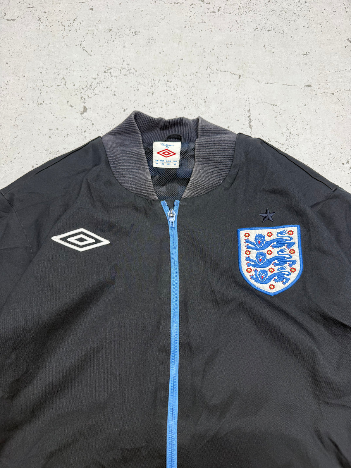 Umbro England Vintage Trainingsjacke in Schwarz, Größe XL, Logo-Closeup