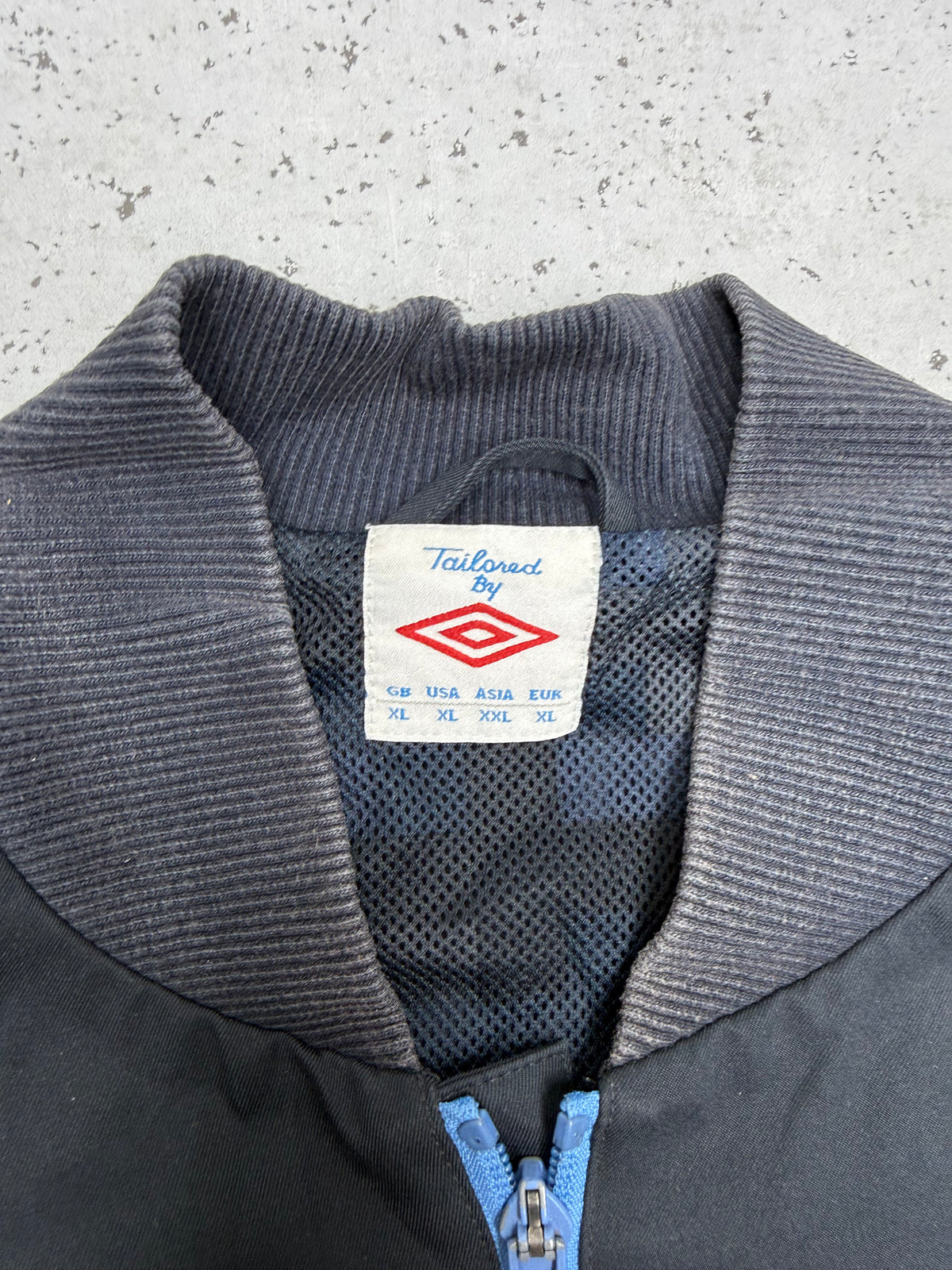 Umbro England Vintage Trainingsjacke in Schwarz, Größe XL, Etikett