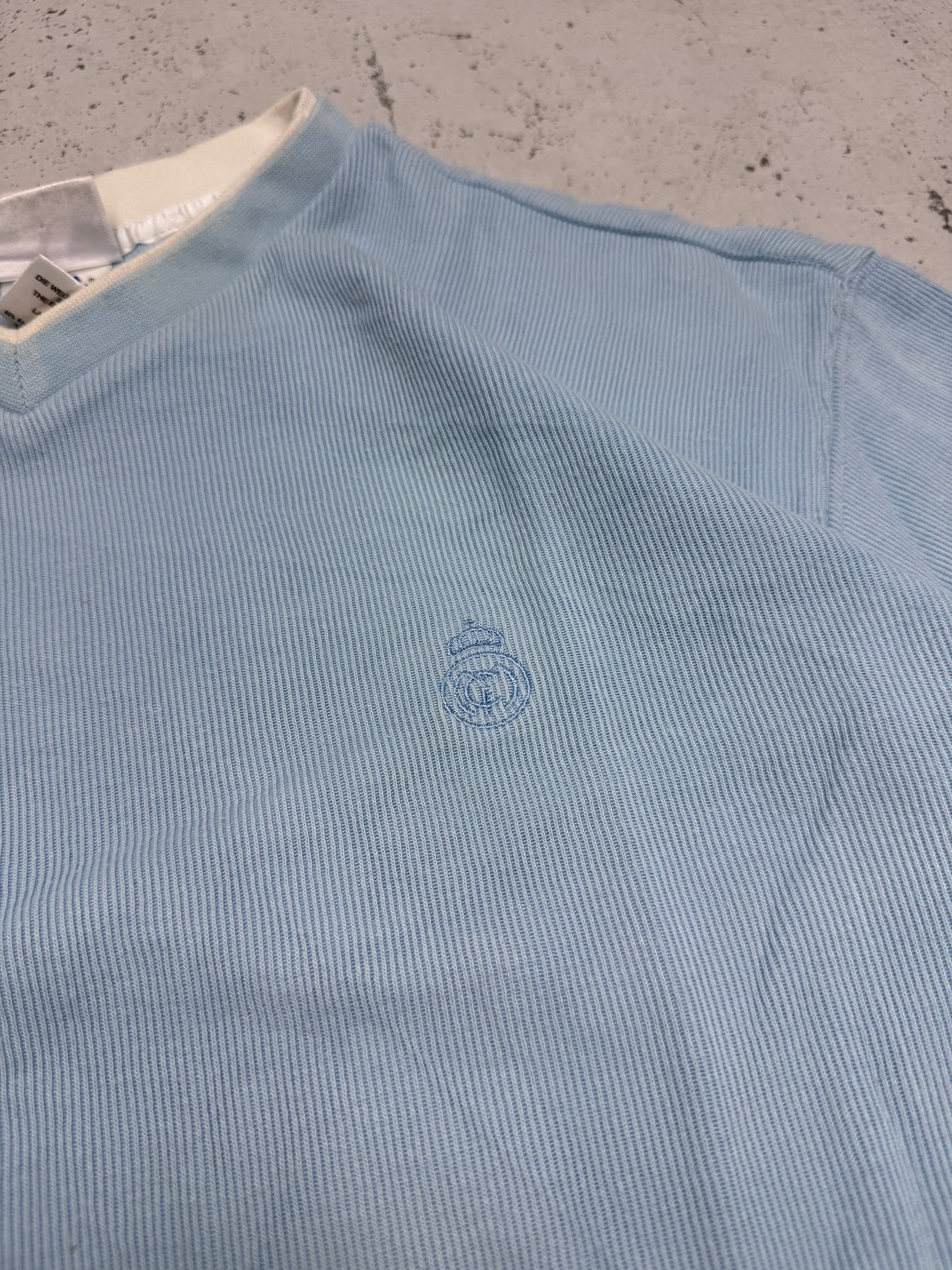 Adidas Real Madrid Vintage Longsleeve in Hellblau, Logo-Closeup