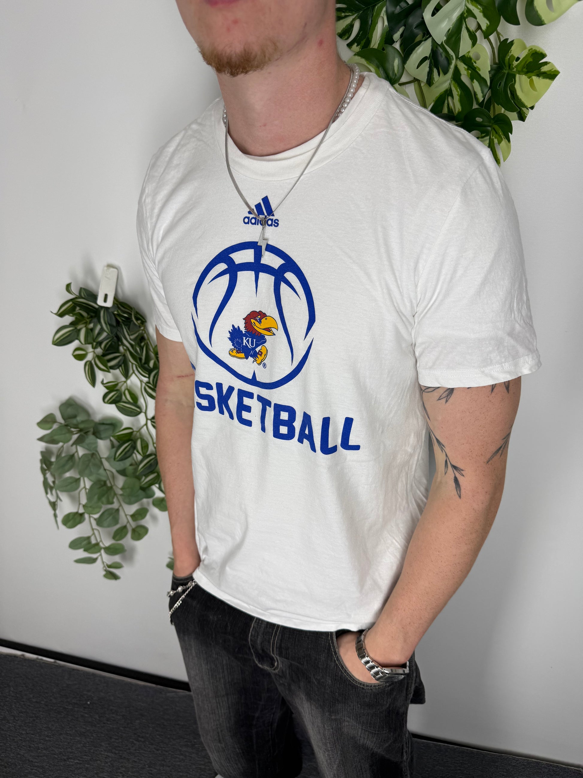 Adidas Kansas Jayhawks Basketball Vintage T-Shirt in Weiß, Größe M, Fitpic