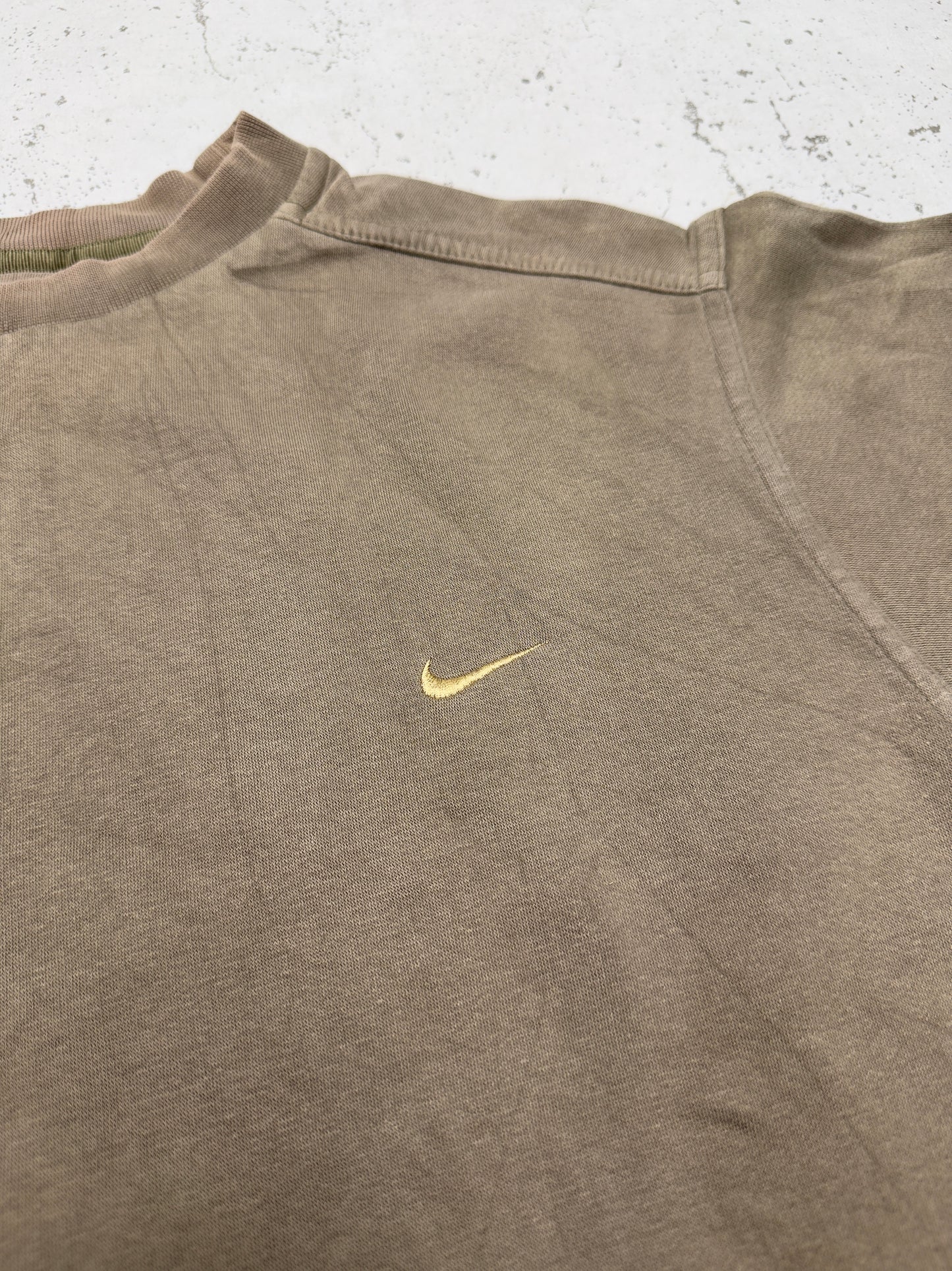 Nike Vintage Sweatshirt Khaki – Swoosh Nahaufnahme