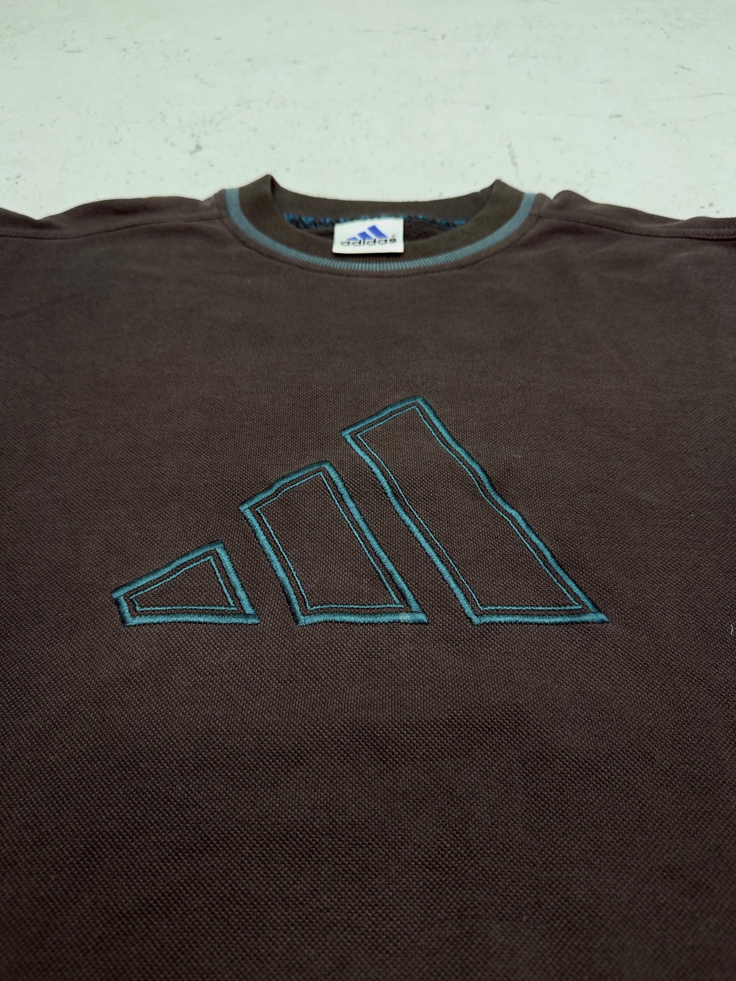 Adidas Vintage Sweatshirt Dunkelbraun – Logo Nahaufnahme