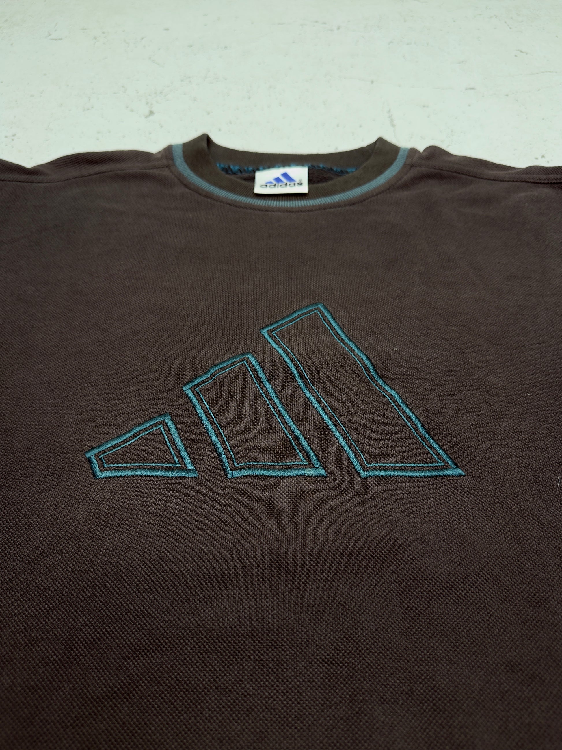 Adidas Vintage Sweatshirt Dunkelbraun – Logo Nahaufnahme