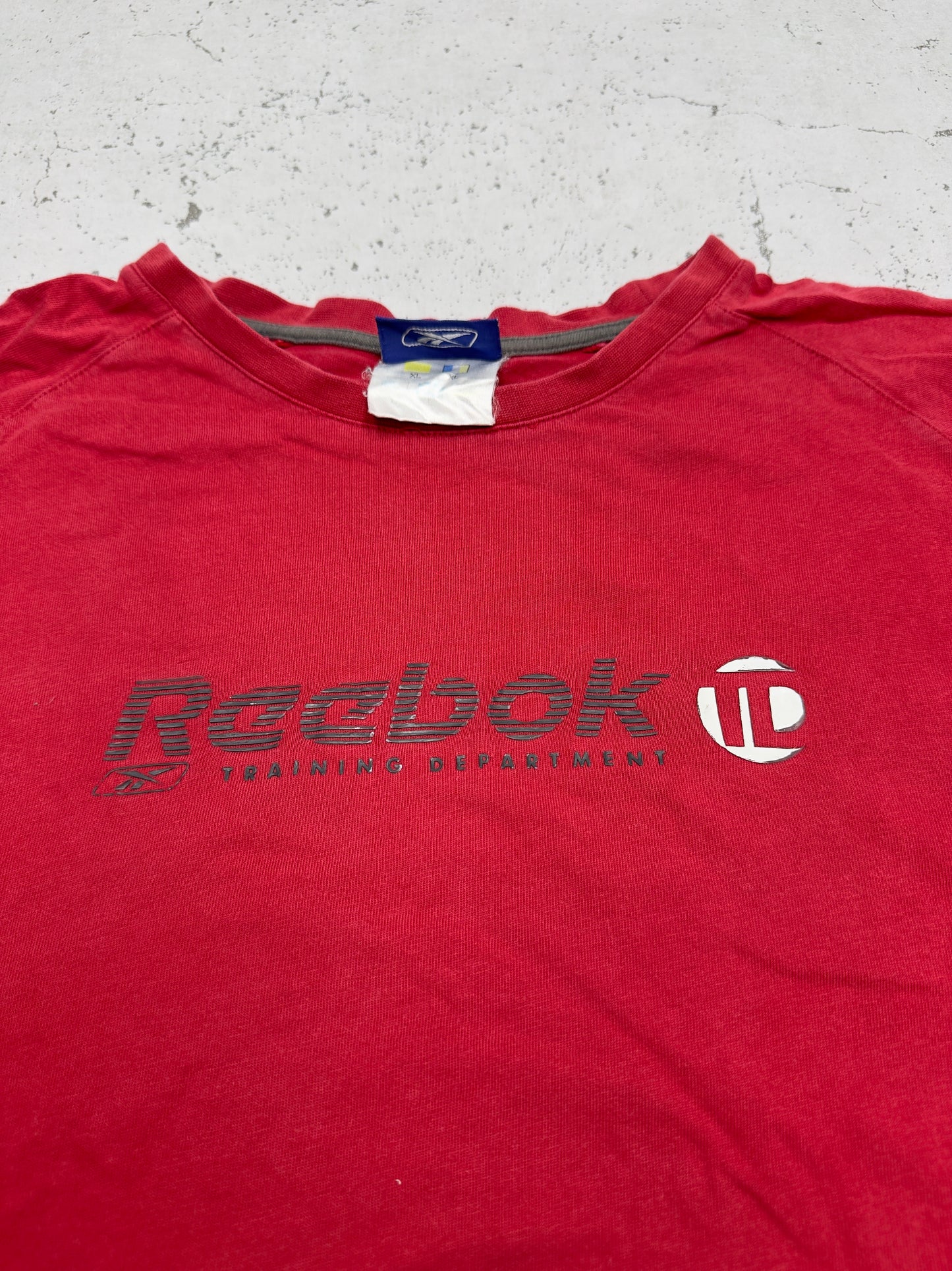 Reebok Vintage Langarmshirt Training Department Rot – Logo Nahaufnahme
