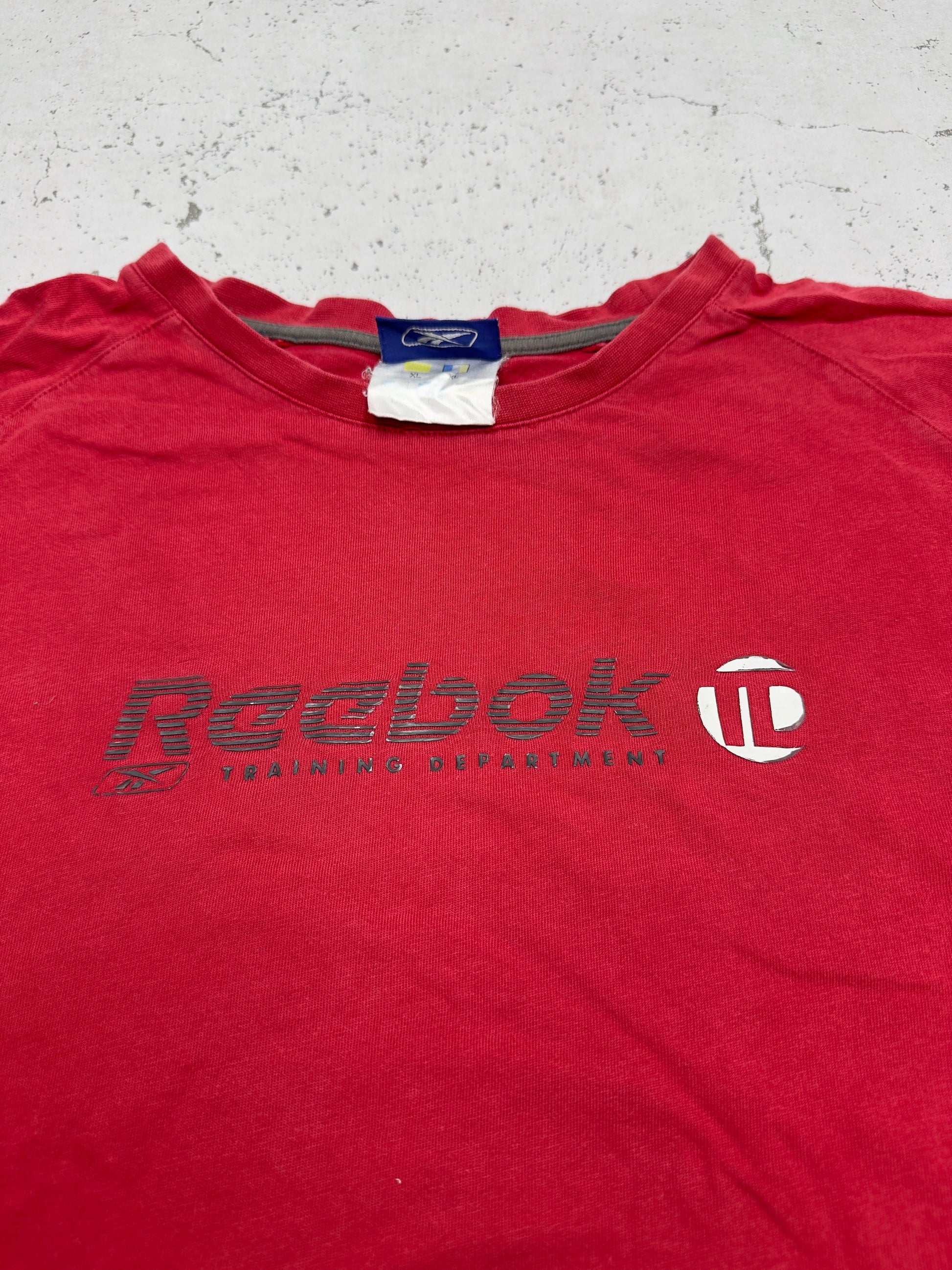 Reebok Vintage Langarmshirt Training Department Rot – Logo Nahaufnahme