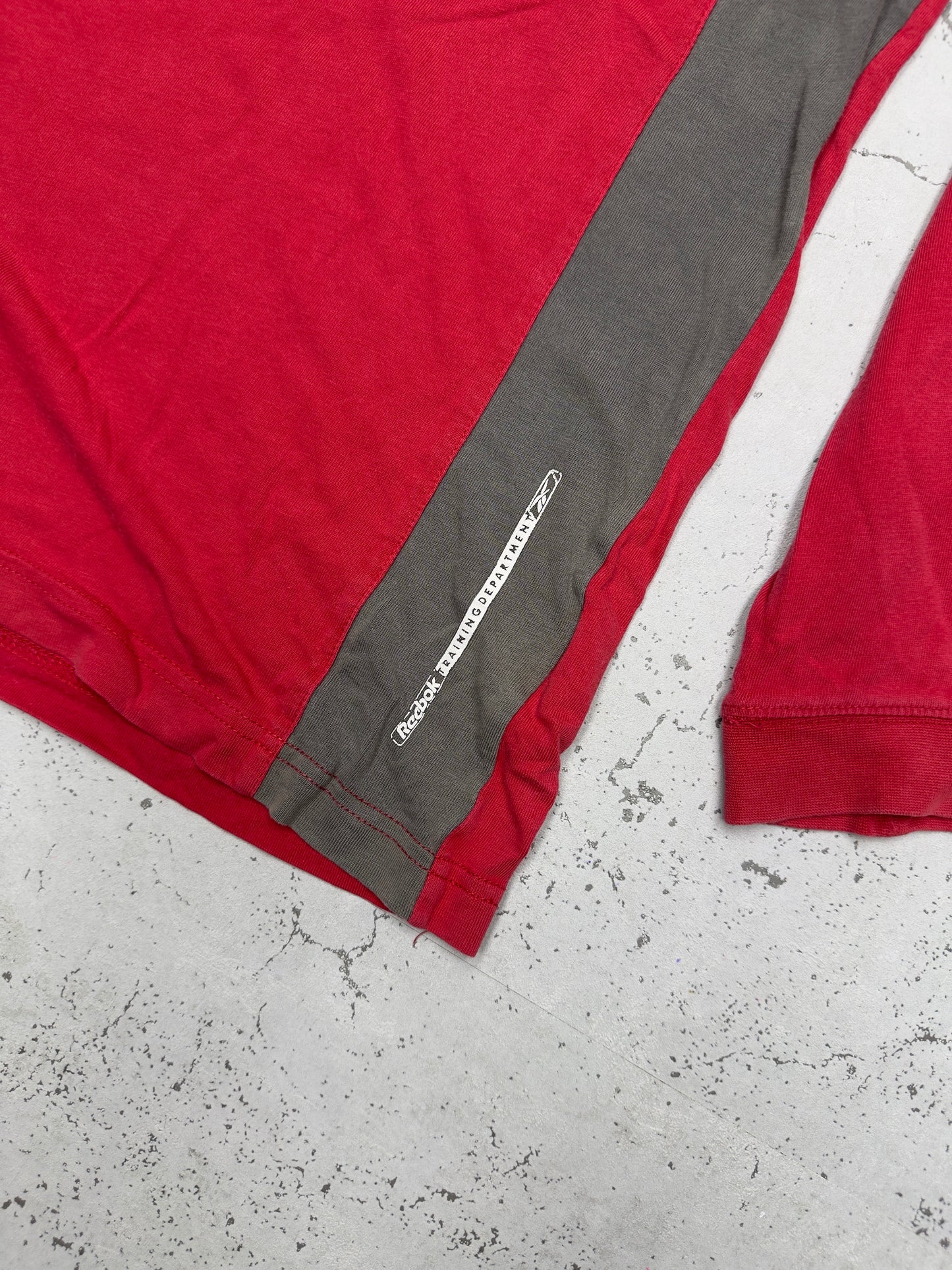 Reebok Vintage Langarmshirt Training Department Rot – Seitenpanel Detail