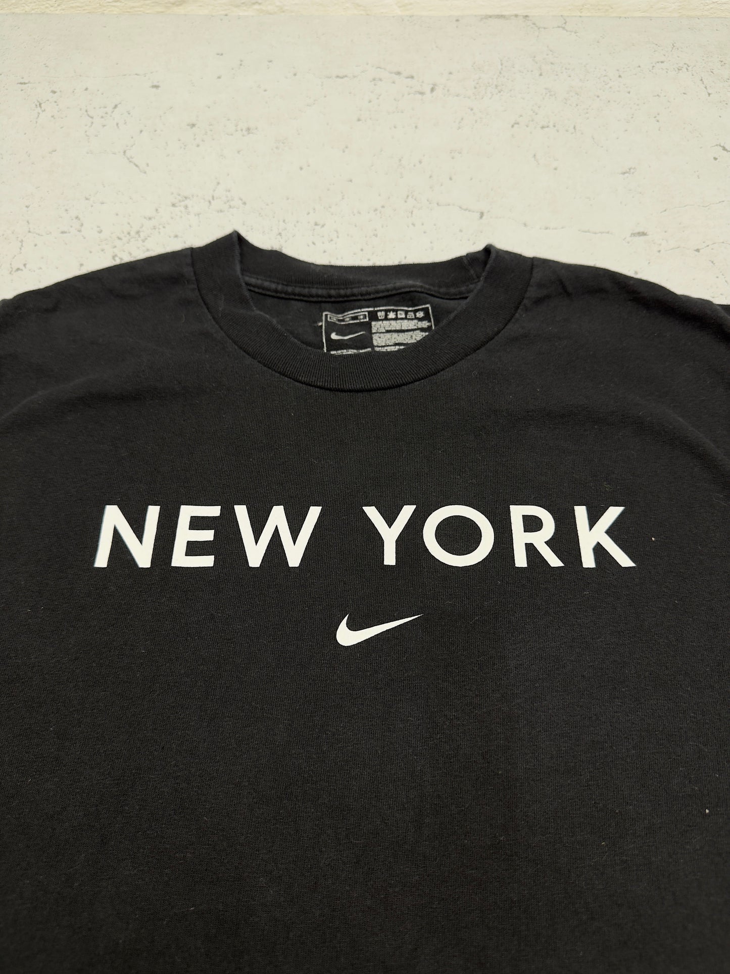 Nike New York T-Shirt Schwarz Logo Detail